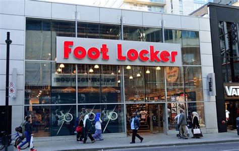 store view foot locker employee.